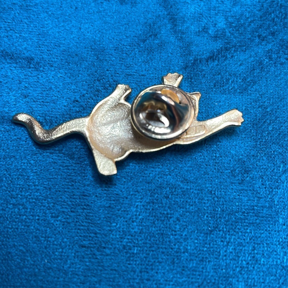 Small JJ Cat Pin Brooch - Picture 4 of 6